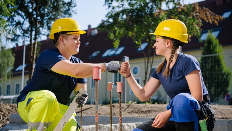 HABAU Lehrlinge arbeiten gemeinsam auf der Baustelle