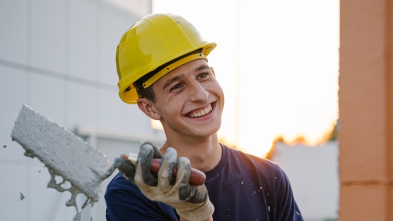 HABAU Lehrling mit Maurerkelle in der Hand arbeitet